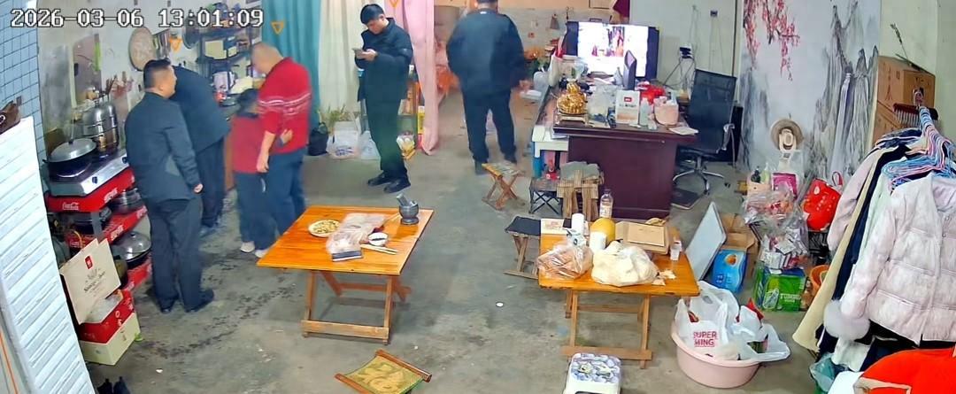 没出正月就理发，舅舅暴怒狠踹6岁外甥，妈妈给舅舅赔罪发红包！